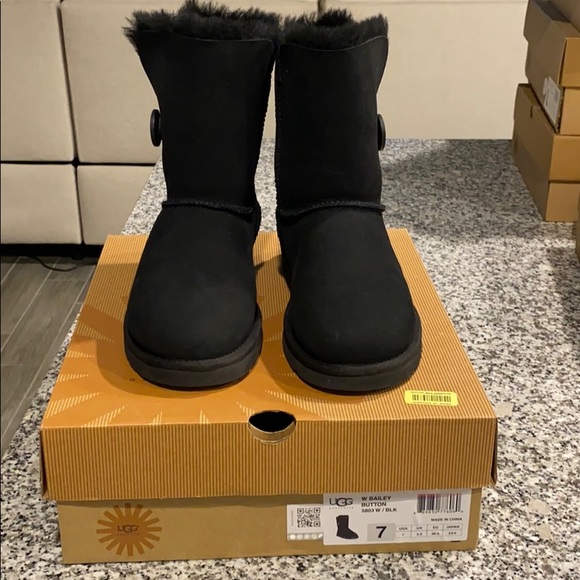 Ugg Short Bailey Button Boot - Picture 4 of 6